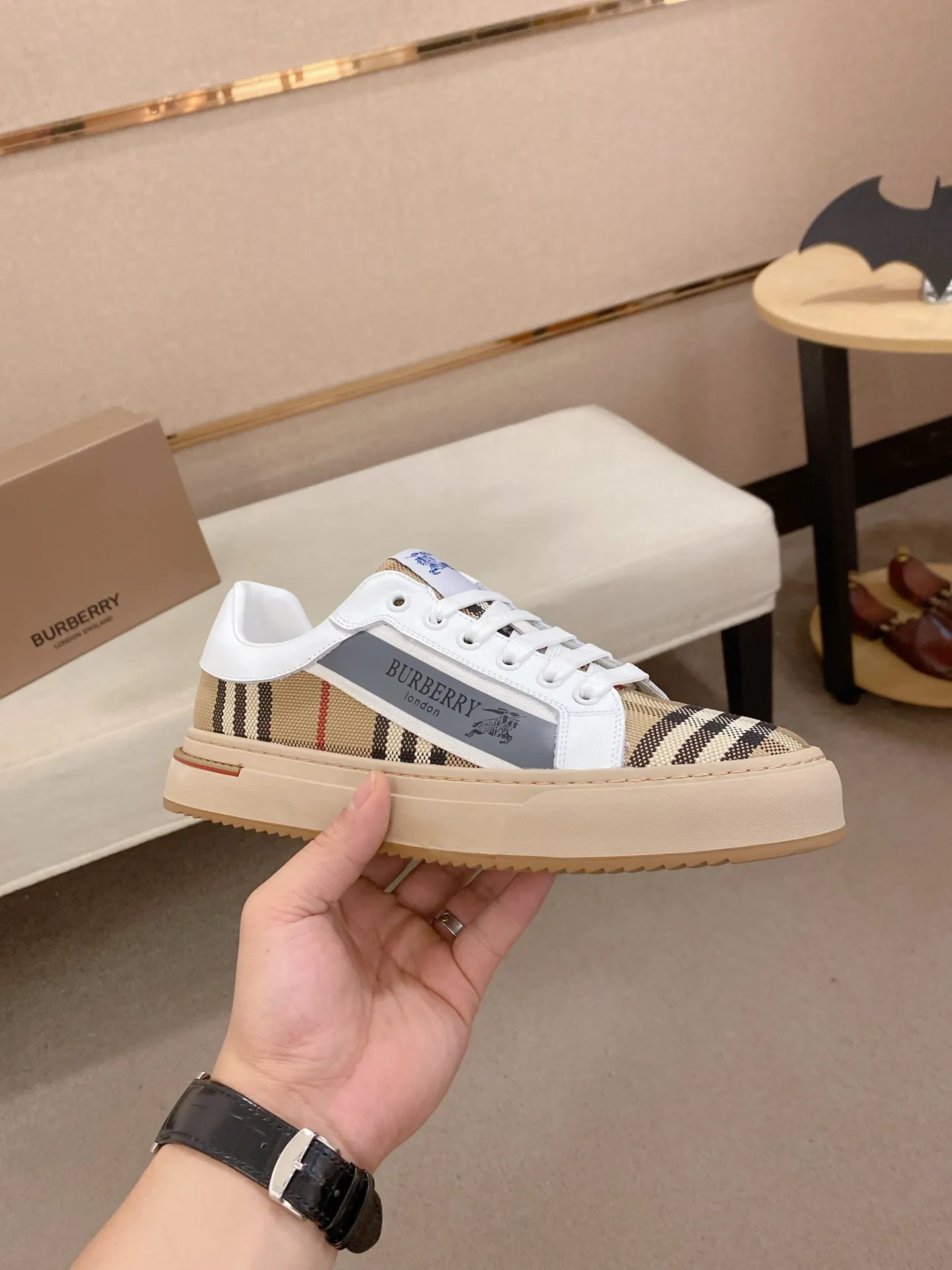 Men's shoes💰: 400💰🇮🇹🇮🇹The counters are synchronized with BURBERRY's top purchasing agents🔍🔍Synchronized sales. Positive code number: 38-44. Italian imported cowhide with official website fabric. Fully imported sheepskin lining, sole: original sole provided by the original factory, exclusive movable molded sole, super comfortable, original factory follow-up goods, 🔍🔍high quality, you can enter and leave the counter at will, welcome to compare (can be customized 45)